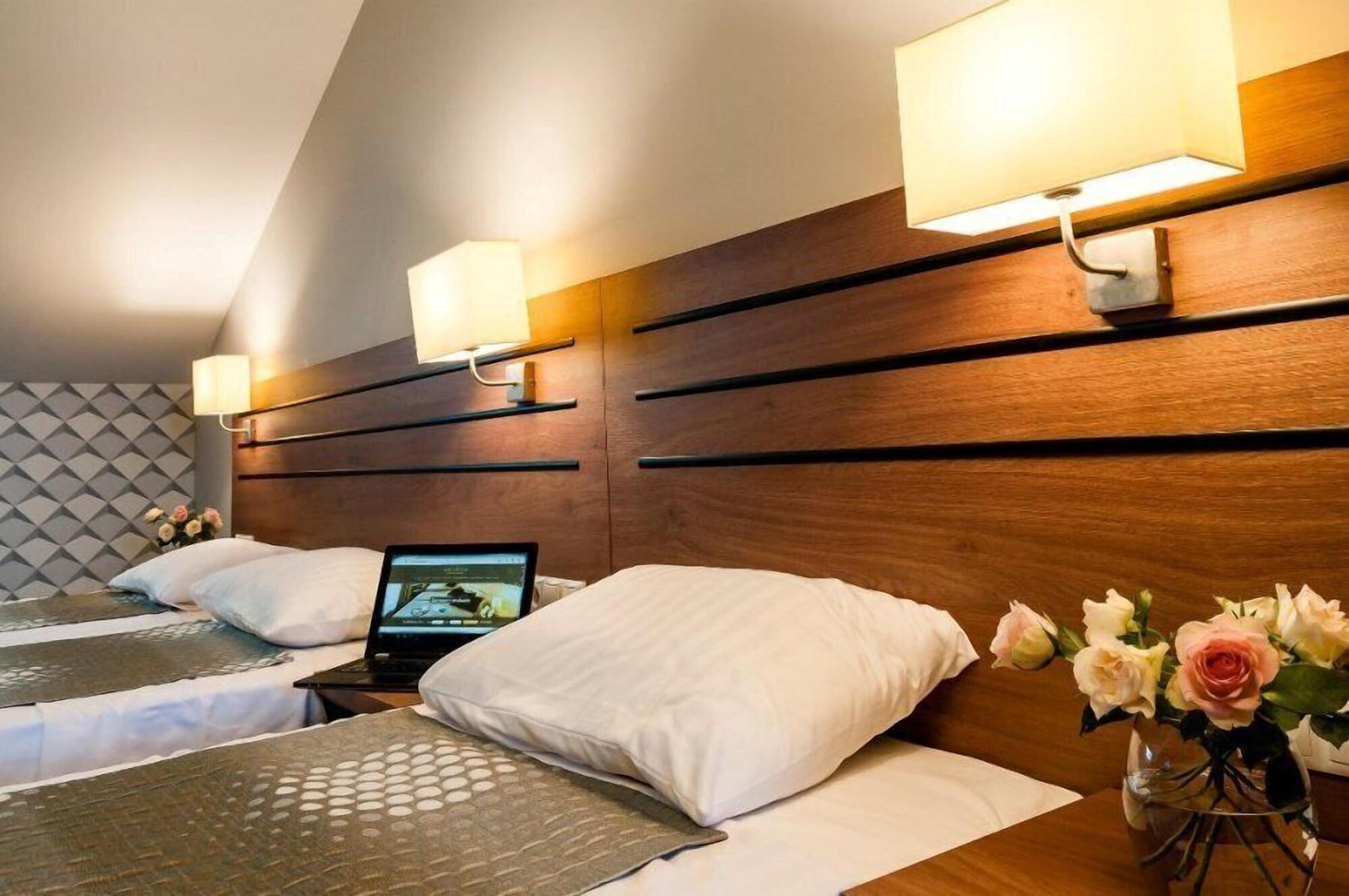 Hotel Wilga クラクフ エクステリア 写真