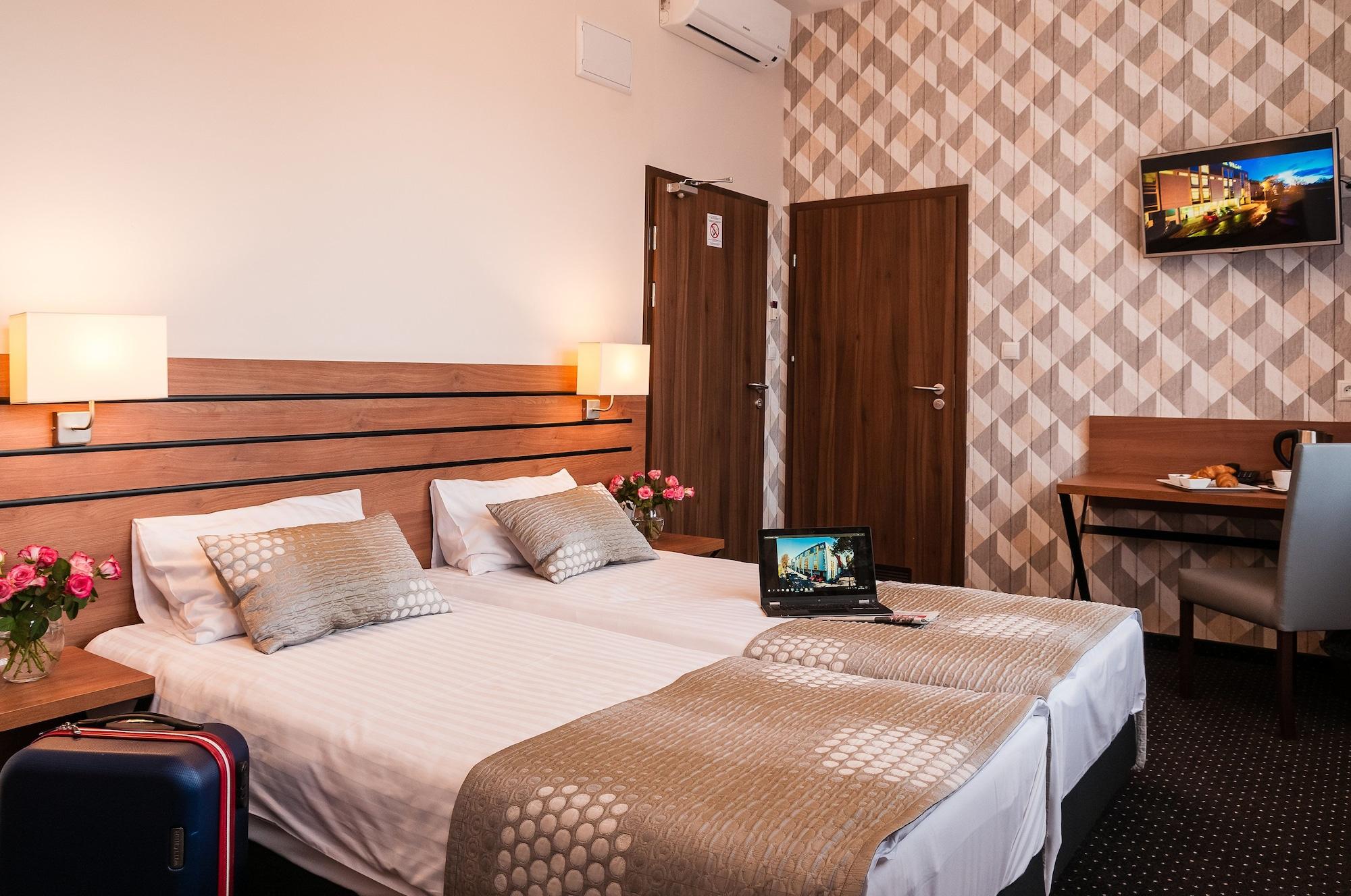 Hotel Wilga クラクフ エクステリア 写真