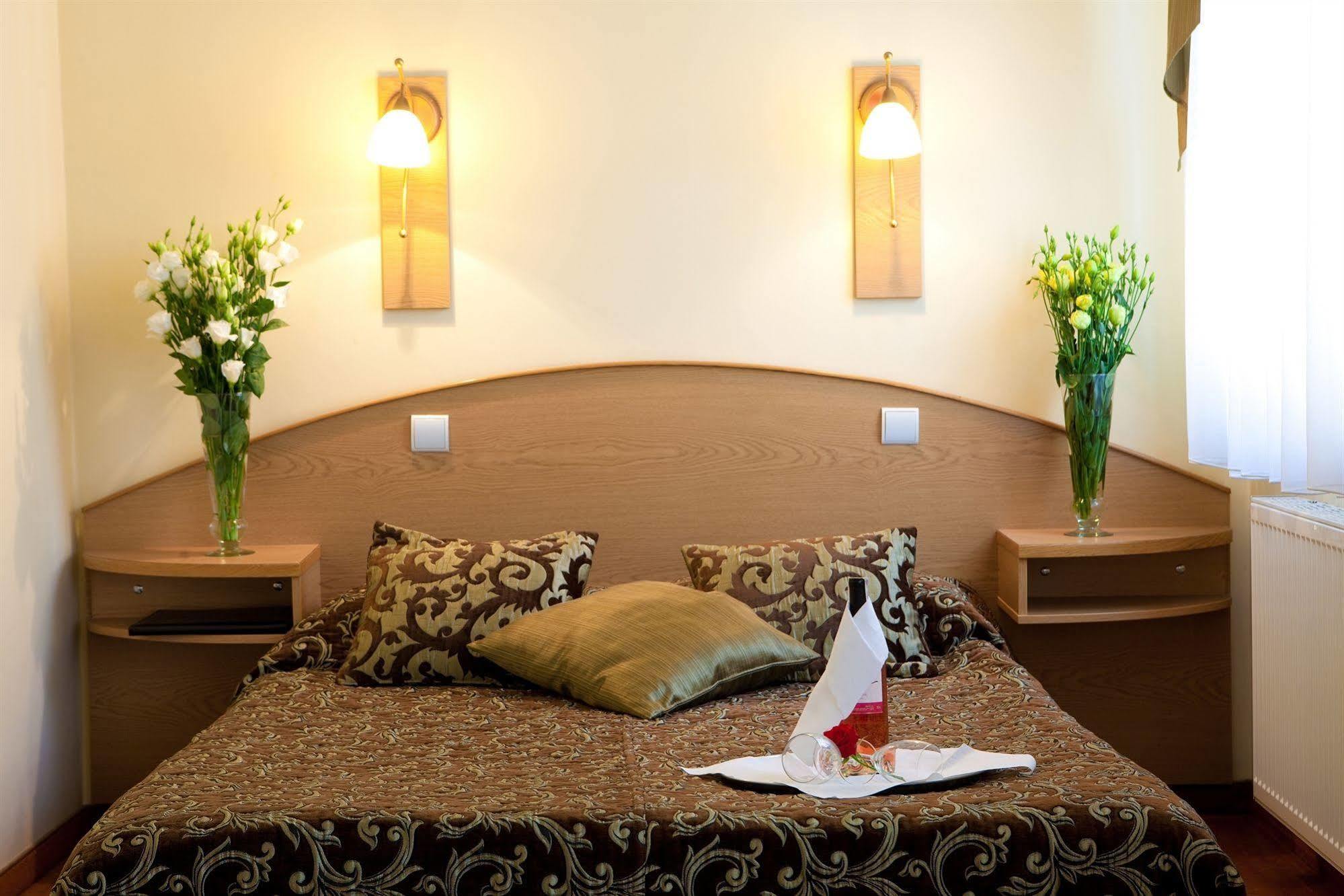 Hotel Wilga クラクフ エクステリア 写真